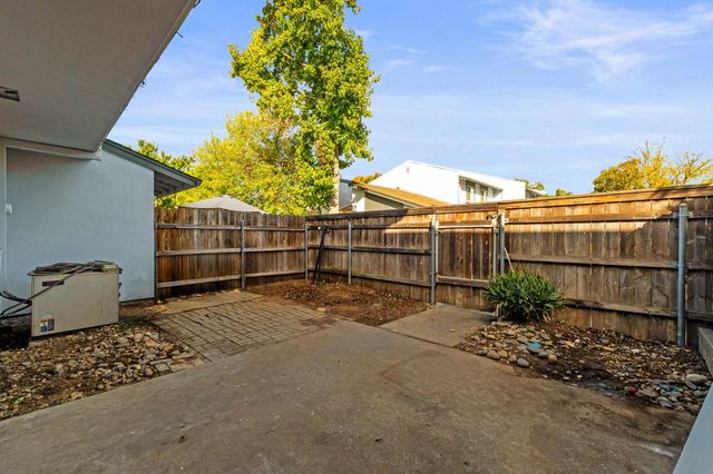 5113 Greenberry Dr, Sacramento, CA 95841