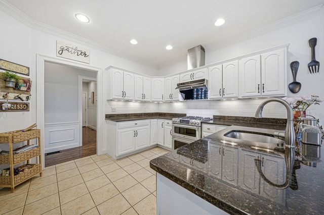 894 Liberty St 10, Braintree, MA 02184