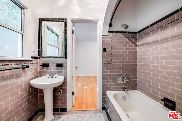 1217 S Genesee Avenue, Los Angeles, CA 90019