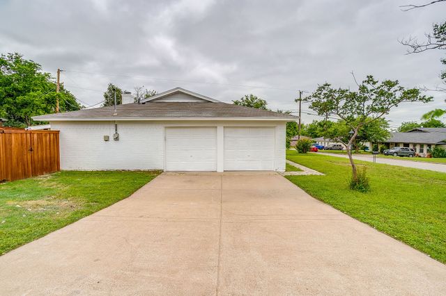 220 Rolling Hills Drive, Aledo, TX 76008