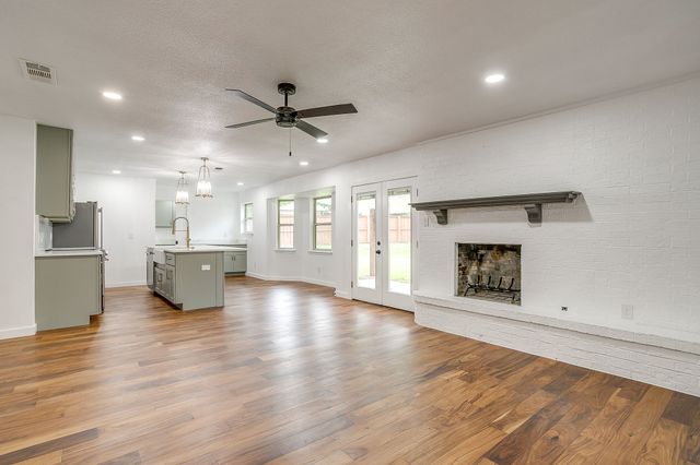 220 Rolling Hills Drive, Aledo, TX 76008