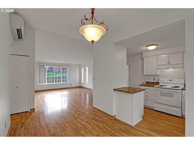 4703 Sw POMONA St, Portland, OR 97219