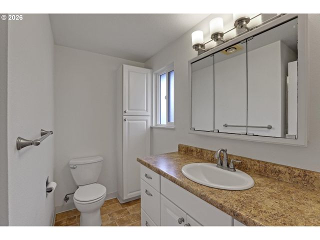 4703 Sw POMONA St, Portland, OR 97219