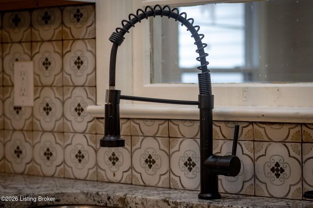 8600 Perry Rd, Louisville, KY 40222