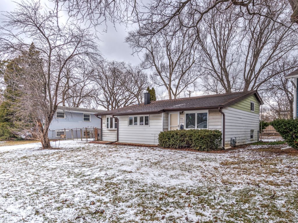 Image 1 of property listing at 1416 Kings Road, Carpentersville, IL 60110