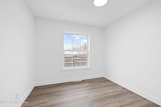 8817 Woodpointe Blvd, Louisville, KY 40219