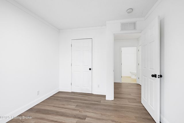 8817 Woodpointe Blvd, Louisville, KY 40219