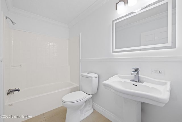 8817 Woodpointe Blvd, Louisville, KY 40219