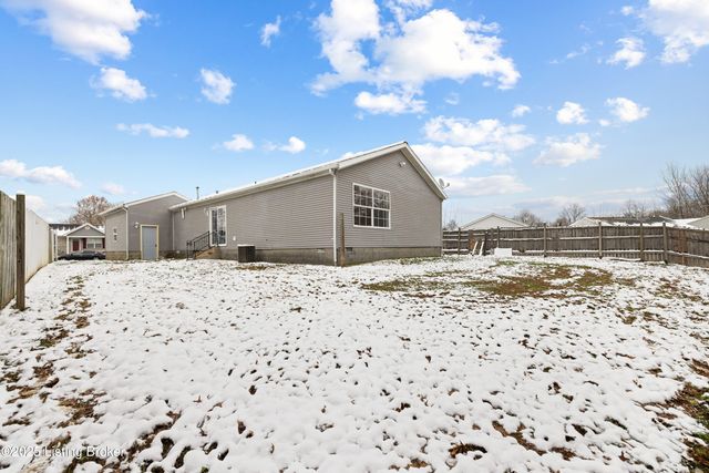 8817 Woodpointe Blvd, Louisville, KY 40219