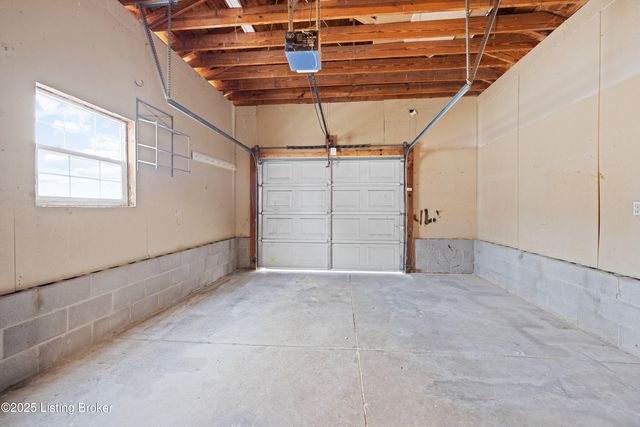 8817 Woodpointe Blvd, Louisville, KY 40219