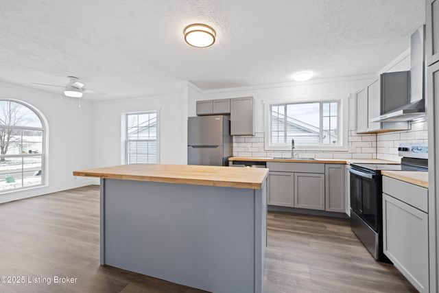 8817 Woodpointe Blvd, Louisville, KY 40219