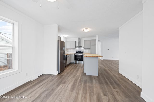 8817 Woodpointe Blvd, Louisville, KY 40219