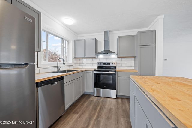 8817 Woodpointe Blvd, Louisville, KY 40219