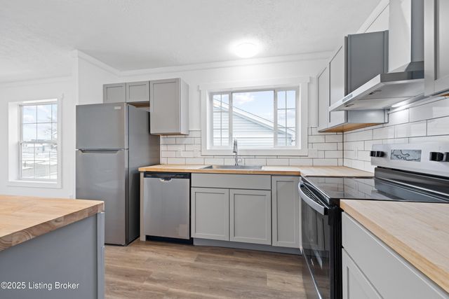 8817 Woodpointe Blvd, Louisville, KY 40219