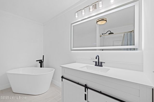 8817 Woodpointe Blvd, Louisville, KY 40219