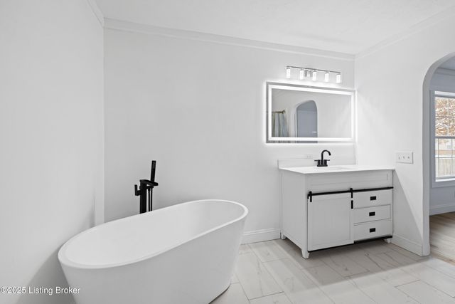 8817 Woodpointe Blvd, Louisville, KY 40219