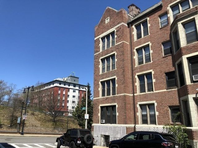 4 Commonwealth Ct 17, Boston, MA 02135