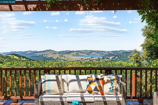 3 Camino Del Cielo, Orinda, CA 94563
