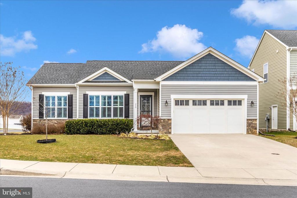 210 AYLESBURY LN, Martinsburg, WV 25403