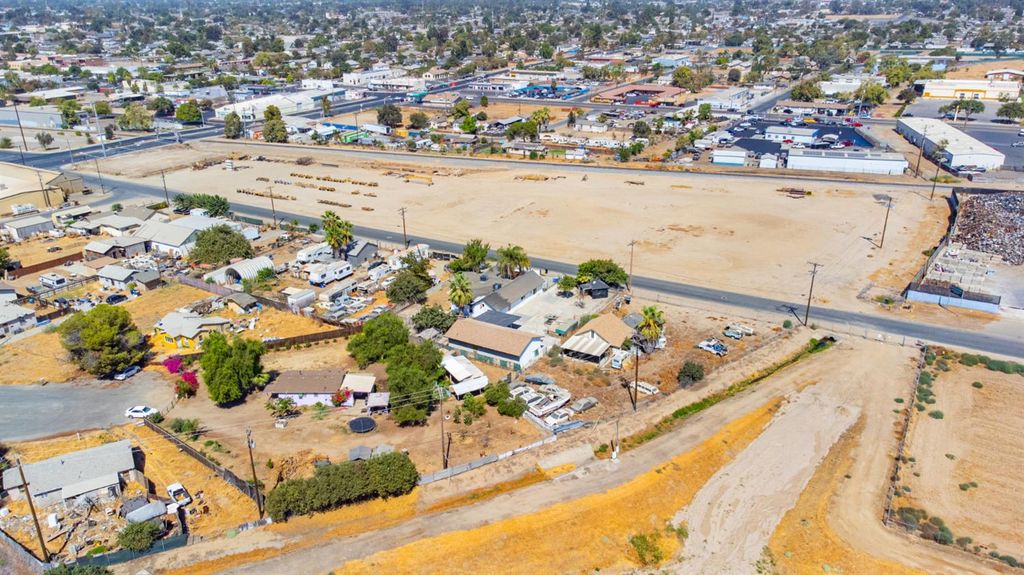 Image 11 of property listing at 815 E 5th Street, Hanford, CA 93230
