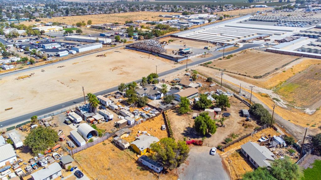Image 12 of property listing at 815 E 5th Street, Hanford, CA 93230