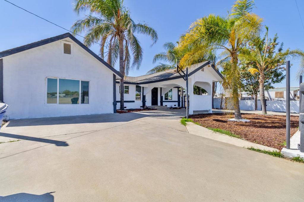 Image 17 of property listing at 815 E 5th Street, Hanford, CA 93230