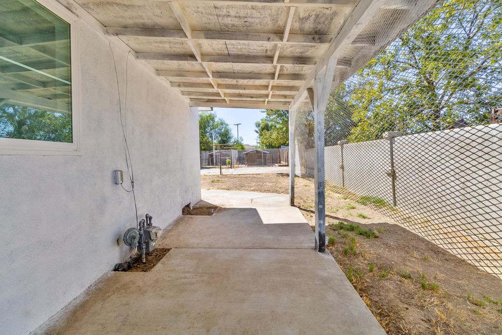 Image 21 of property listing at 815 E 5th Street, Hanford, CA 93230