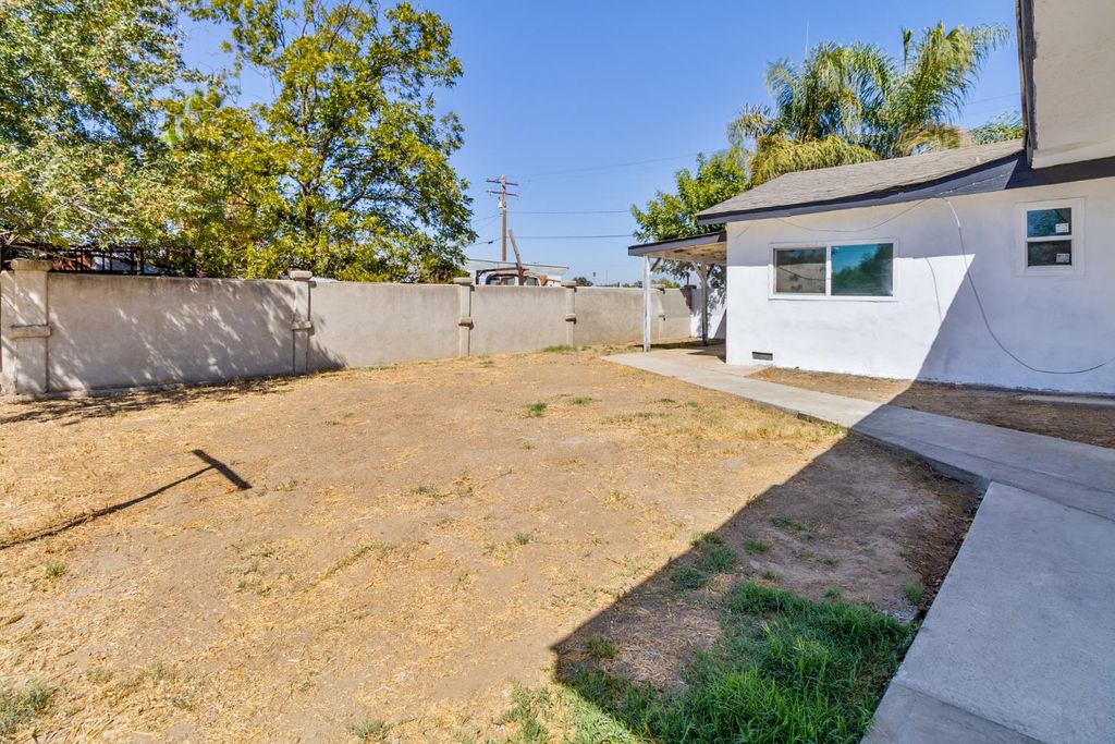 Image 24 of property listing at 815 E 5th Street, Hanford, CA 93230