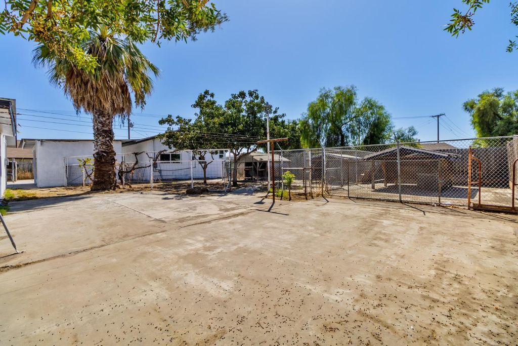 Image 25 of property listing at 815 E 5th Street, Hanford, CA 93230