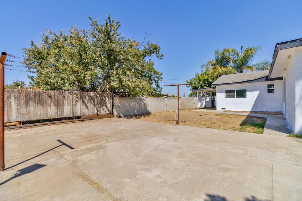 Image 26 of property listing at 815 E 5th Street, Hanford, CA 93230