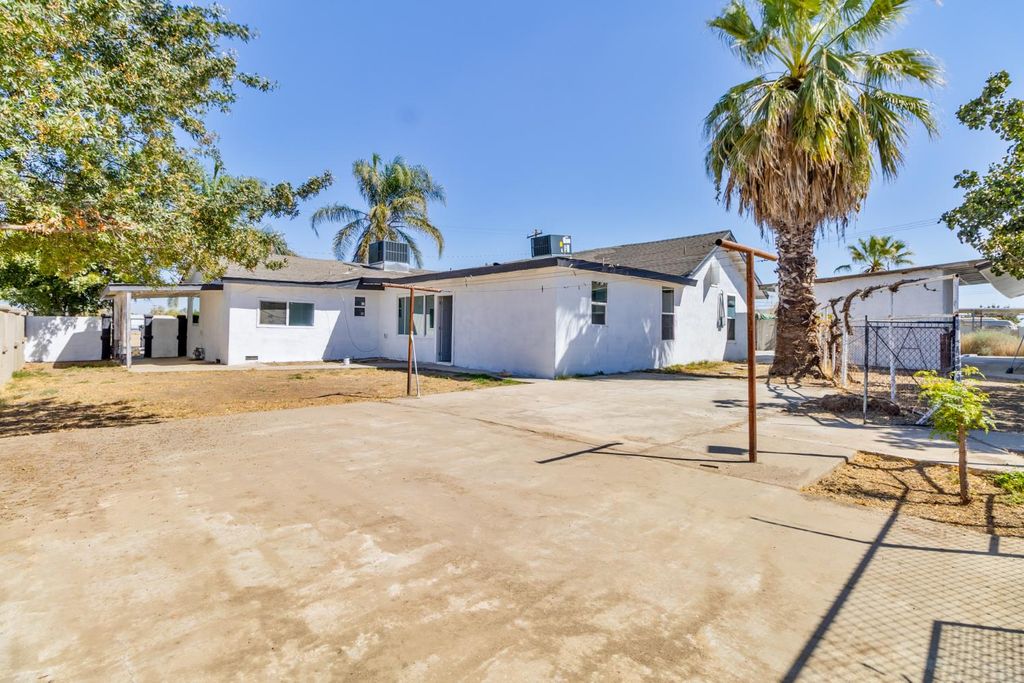 Image 27 of property listing at 815 E 5th Street, Hanford, CA 93230