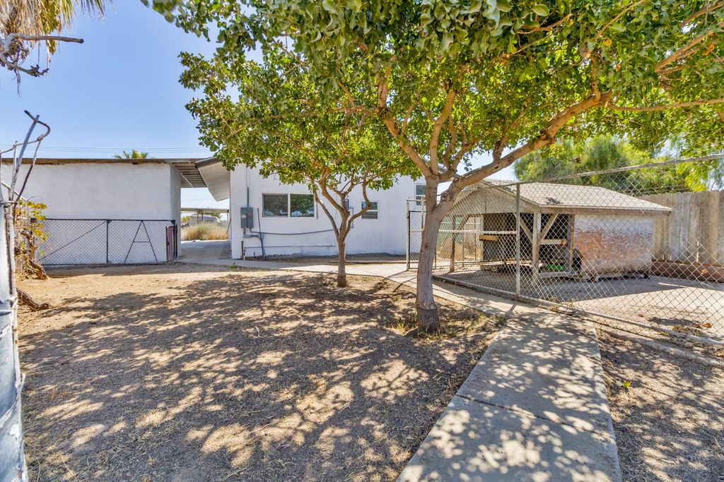 Image 28 of property listing at 815 E 5th Street, Hanford, CA 93230