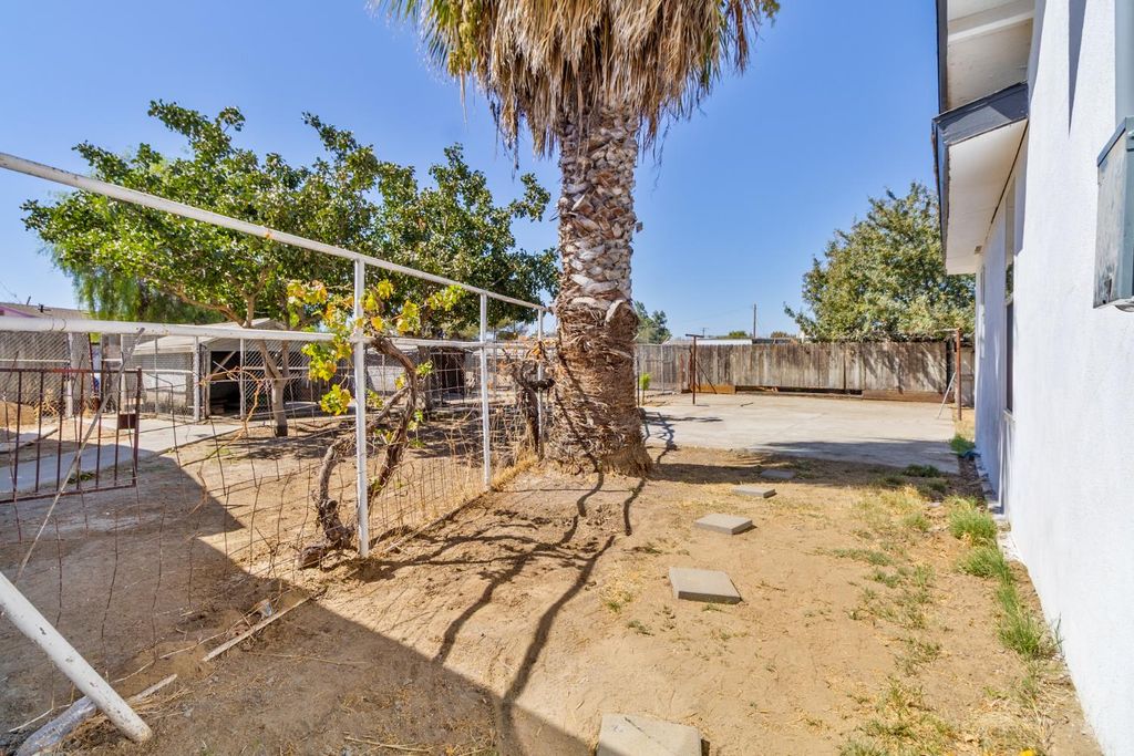 Image 29 of property listing at 815 E 5th Street, Hanford, CA 93230