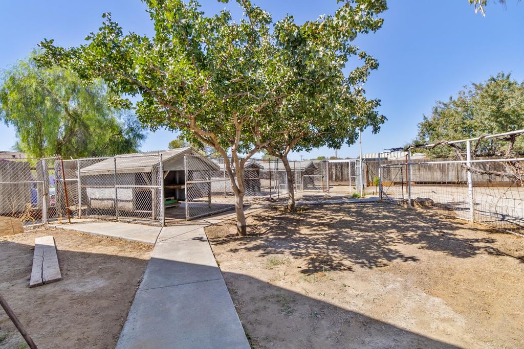 Image 30 of property listing at 815 E 5th Street, Hanford, CA 93230