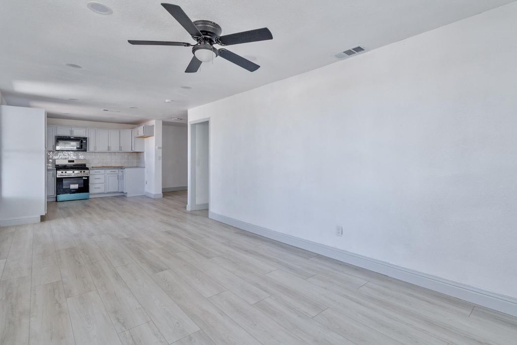 Image 33 of property listing at 815 E 5th Street, Hanford, CA 93230