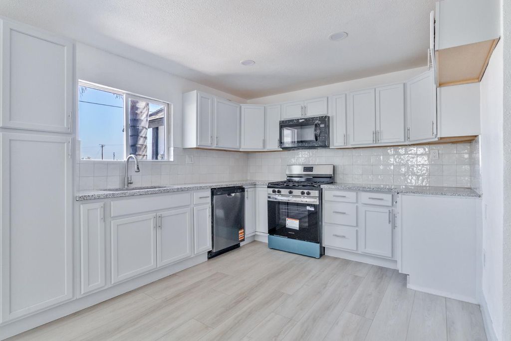 Image 38 of property listing at 815 E 5th Street, Hanford, CA 93230