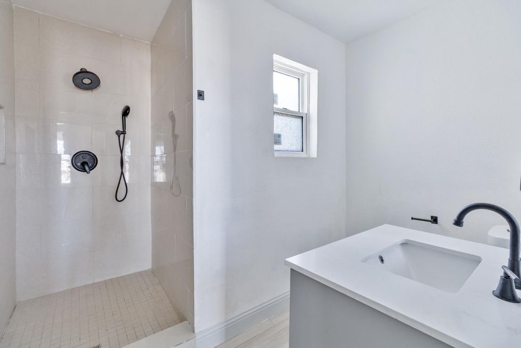 Image 40 of property listing at 815 E 5th Street, Hanford, CA 93230
