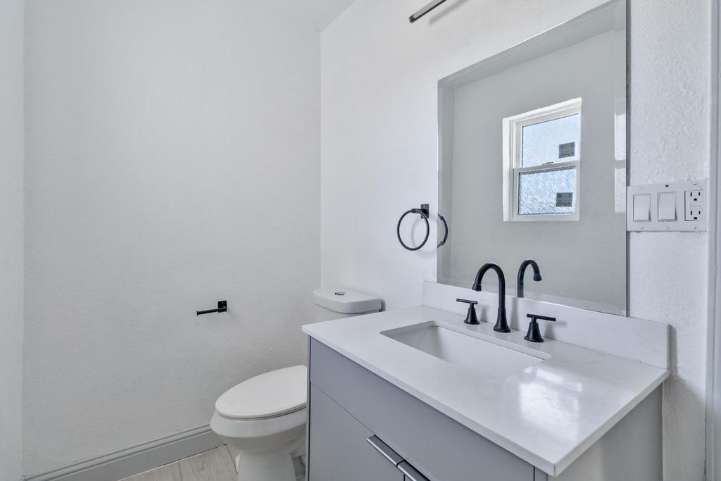 Image 41 of property listing at 815 E 5th Street, Hanford, CA 93230
