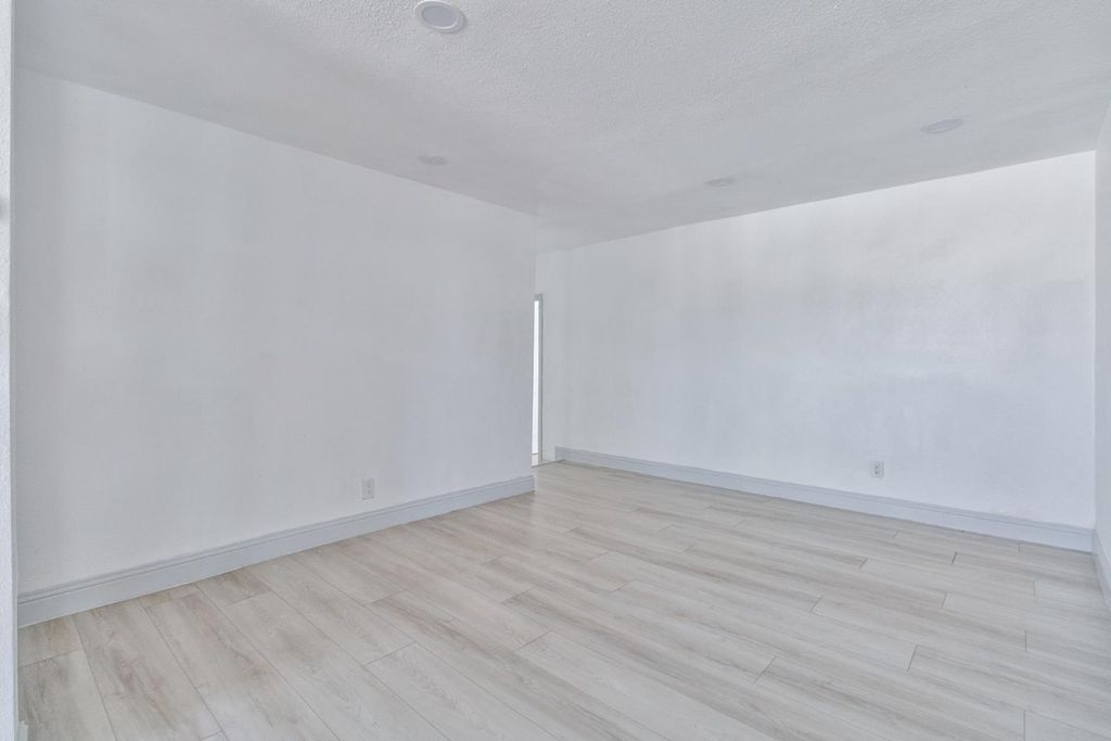 Image 46 of property listing at 815 E 5th Street, Hanford, CA 93230