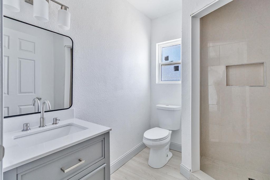 Image 54 of property listing at 815 E 5th Street, Hanford, CA 93230