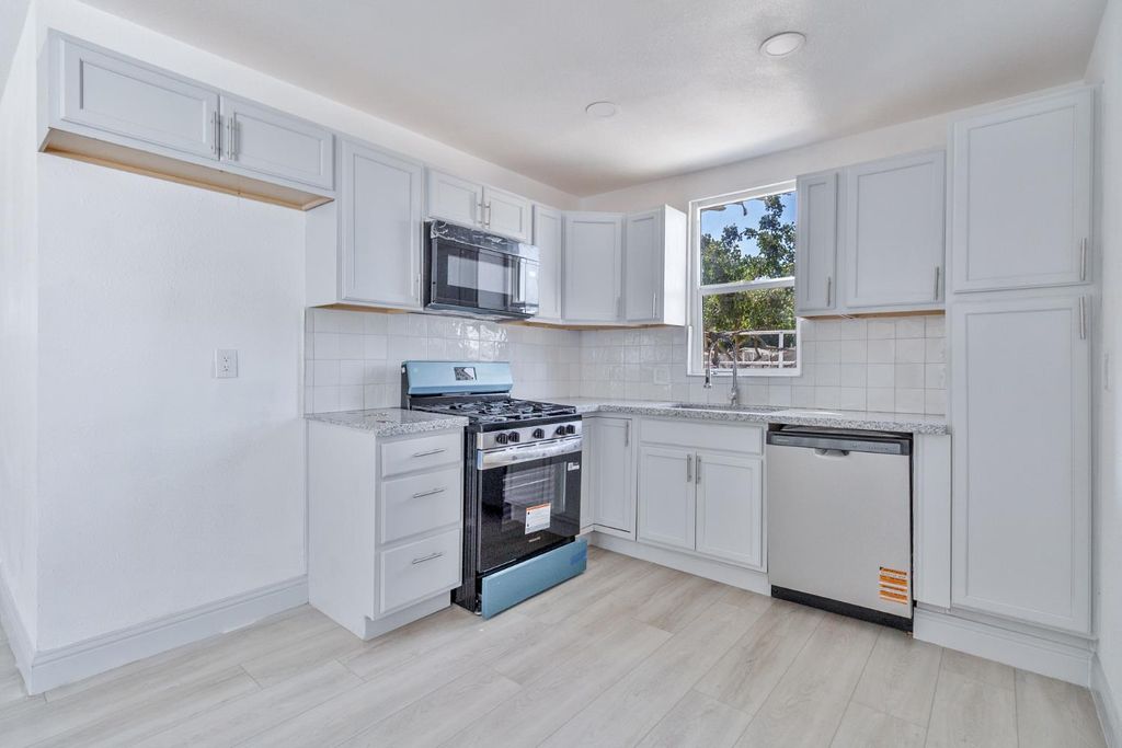 Image 63 of property listing at 815 E 5th Street, Hanford, CA 93230