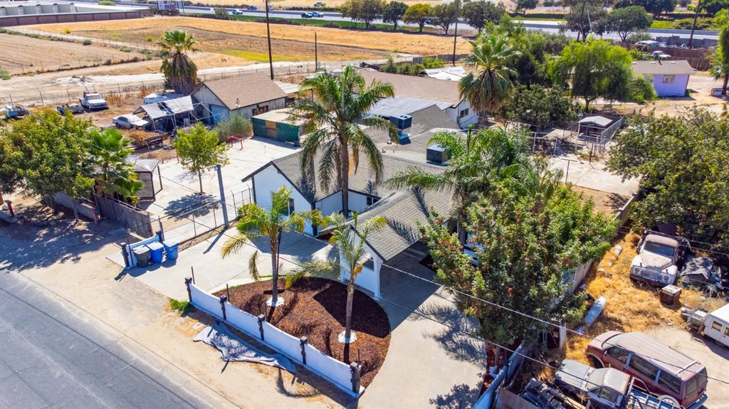 Image 7 of property listing at 815 E 5th Street, Hanford, CA 93230
