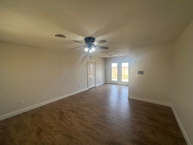 111 Bobby Street, Levelland, TX 79336