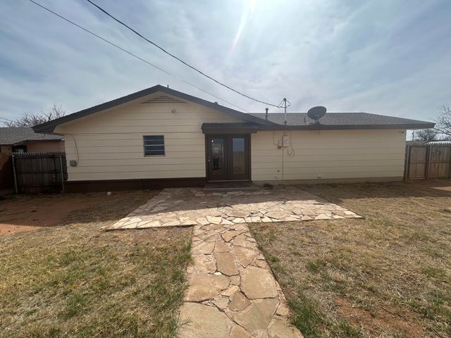 111 Bobby Street, Levelland, TX 79336