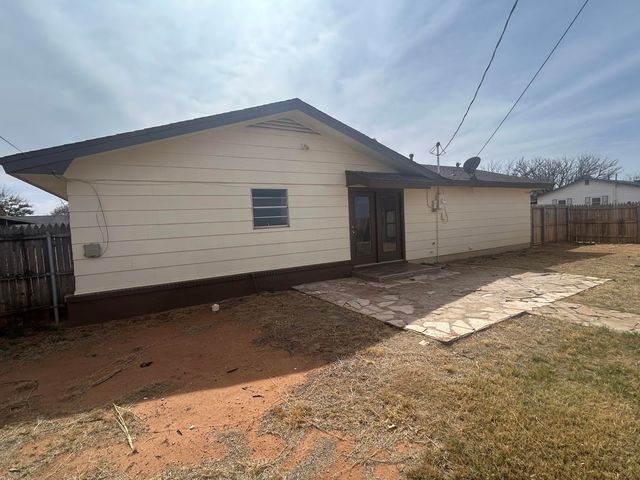 111 Bobby Street, Levelland, TX 79336