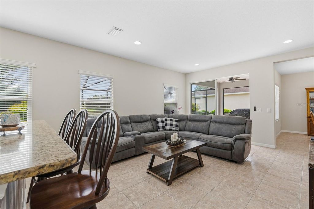 Image 21 of property listing at 11904 FOREST PARK CIRCLE, Bradenton, FL 34211