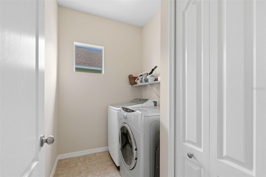 Image 28 of property listing at 11904 FOREST PARK CIRCLE, Bradenton, FL 34211