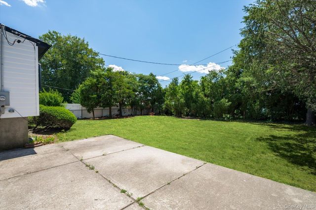 75 Melanie Lane, Syosset, NY 11791
