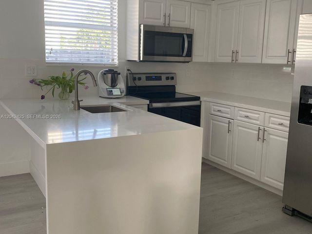 5245 NW 112th Ave 8, Doral, FL 33178