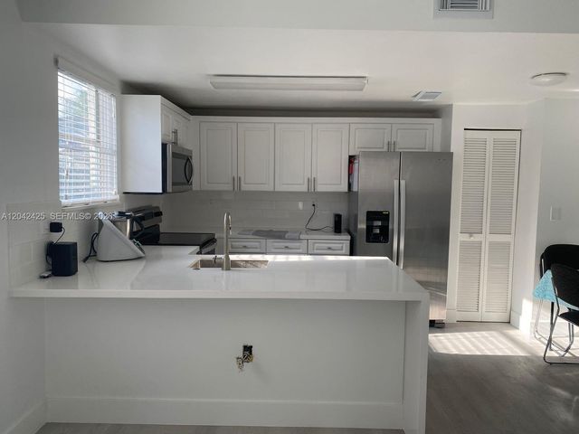 5245 NW 112th Ave 8, Doral, FL 33178